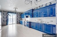 Благородная синева присутствует в оформлении многих комнат,  например кухни.